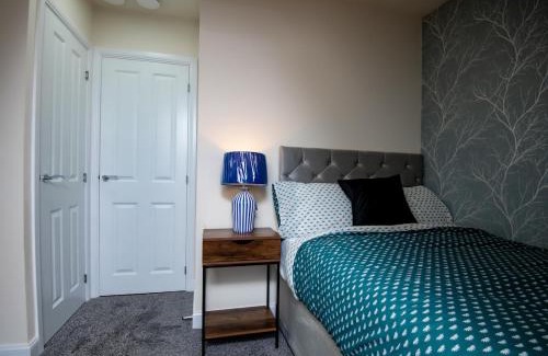 Wigan Casa | Luxury 5BDR with City Access, Free Parking and Wi-Fi