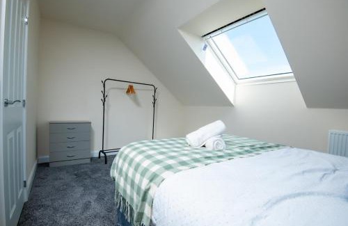 Wigan Casa | Luxury 5BDR with City Access, Free Parking and Wi-Fi
