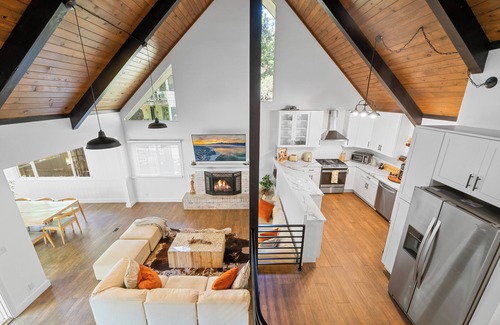 Lake Arrowhead Cabaña | Luxury 5Bedroom/10beds/LargeGatedBackyard/SwingSet/EntertainmentRoom/ &BonusRoom