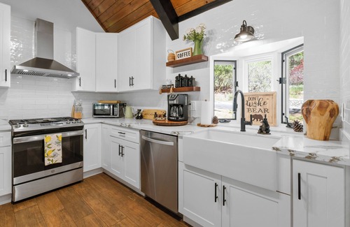 Lake Arrowhead Cabaña | Luxury 5Bedroom/10beds/LargeGatedBackyard/SwingSet/EntertainmentRoom/ &BonusRoom