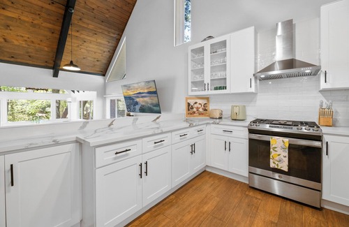 Lake Arrowhead Cabaña | Luxury 5Bedroom/10beds/LargeGatedBackyard/SwingSet/EntertainmentRoom/ &BonusRoom