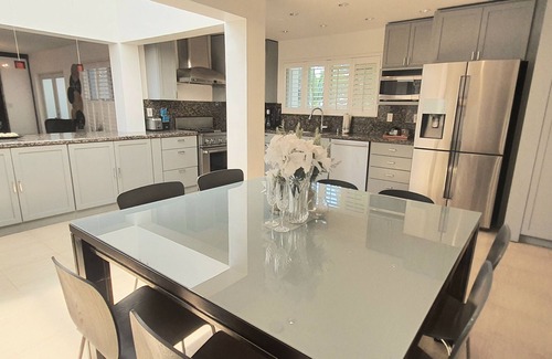 Buena Vista Casa | Luxury 5BR/4BA Villa Pool Steps to Design District Shopping & Dinning!