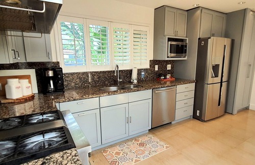 Buena Vista Casa | Luxury 5BR/4BA Villa Pool Steps to Design District Shopping & Dinning!