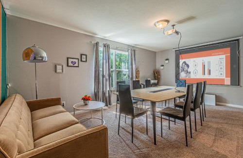 Dallas Casa | Luxury 5BR Dallas Retreat with Business Amenities - Perfect for Business Travelers, Families & Groups