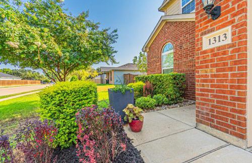 Dallas Casa | Luxury 5BR Dallas Retreat with Business Amenities - Perfect for Business Travelers, Families & Groups