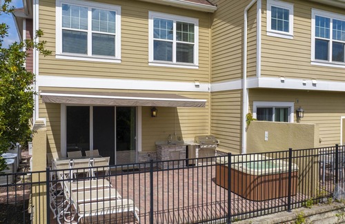 Crestwynd Bay Casa | Luxury 5BR Family Mansion Private Hot Tub & BBQ!