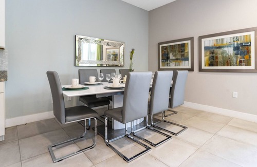 Crestwynd Bay Casa | Luxury 5BR Family Mansion Private Hot Tub & BBQ!