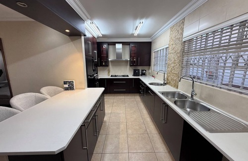 Bedfordview Casa | Luxury 5BR Home w/ Pool Full Kitchen Generator Perfect for Getaways/Group Stays