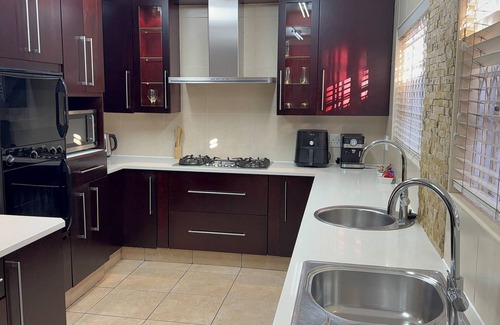 Bedfordview Casa | Luxury 5BR Home w/ Pool Full Kitchen Generator Perfect for Getaways/Group Stays