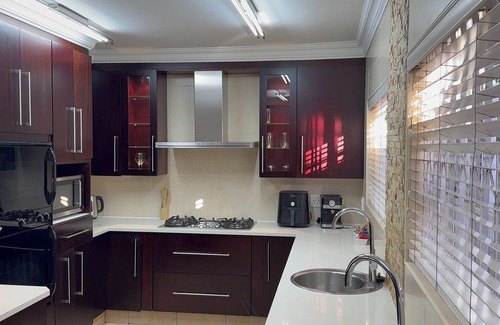 Bedfordview Casa | Luxury 5BR Home w/ Pool Full Kitchen Generator Perfect for Getaways/Group Stays