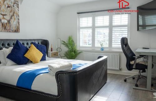 Basildon Casa | Luxury 5BR House with Jacuzzi plus Gym - 1 BR Garden Self-Contained Suite in Garden -booked separately-