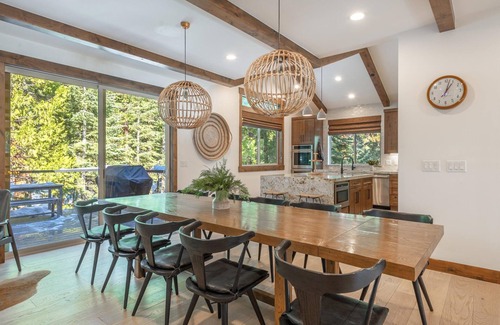 Tahoe Vista Casa | Luxury 5x4 Home - Hot Tub, Pool Table, Walk to Pickleball Ct, Backs to Forest