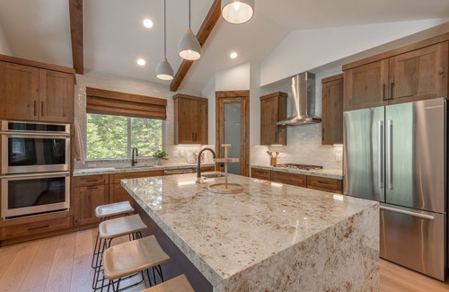 Tahoe Vista Casa | Luxury 5x4 Home - Hot Tub, Pool Table, Walk to Pickleball Ct, Backs to Forest