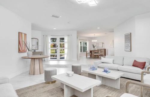 Rainbow Farms Casa | Luxury 6 000 sqft Oasis- Pool Sleeps 16