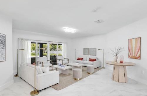 Rainbow Farms Casa | Luxury 6 000 sqft Oasis- Pool Sleeps 16