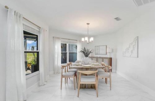 Rainbow Farms Casa | Luxury 6 000 sqft Oasis- Pool Sleeps 16