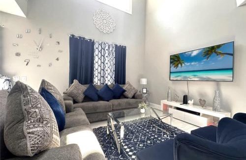 Loughman Casa | Luxury 6 Bd, 5 Bt, Private Pool, No Resort Fee -321