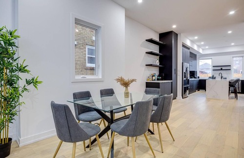 Mimico Casa | Luxury 6 BDRM Entire Home in Lakeshore Toronto