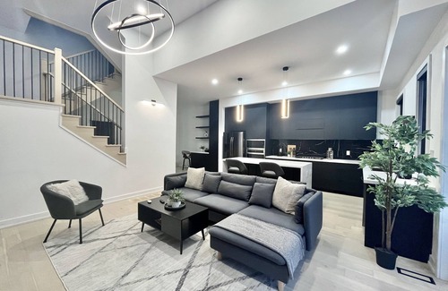 Mimico Casa | Luxury 6 BDRM Entire Home in Lakeshore Toronto
