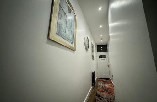 Elland Casa | Luxury 6-Bed House - 6 En Suite- Jaquzzi Baths - Private Parking - Sleeps 22- 2 Min M62