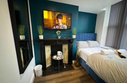 Elland Casa | Luxury 6-Bed House - 6 En Suite- Jaquzzi Baths - Private Parking - Sleeps 22- 2 Min M62
