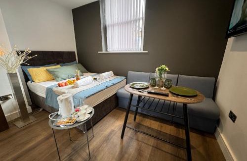 Elland Casa | Luxury 6-Bed House - 6 En Suite- Jaquzzi Baths - Private Parking - Sleeps 22- 2 Min M62