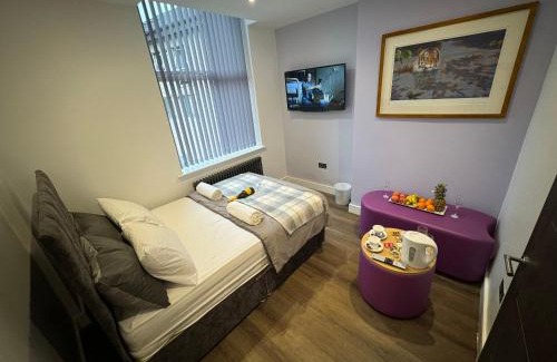 Elland Casa | Luxury 6-Bed House - 6 En Suite- Jaquzzi Baths - Private Parking - Sleeps 22- 2 Min M62