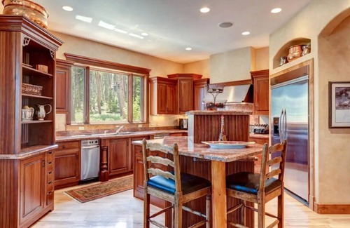 The Highlands Casa | Luxury 6 Bedroom Home with View, 2 firepits, close to hiking trails and gondola