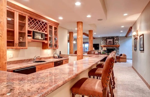 The Highlands Casa | Luxury 6 Bedroom Home with View, 2 firepits, close to hiking trails and gondola