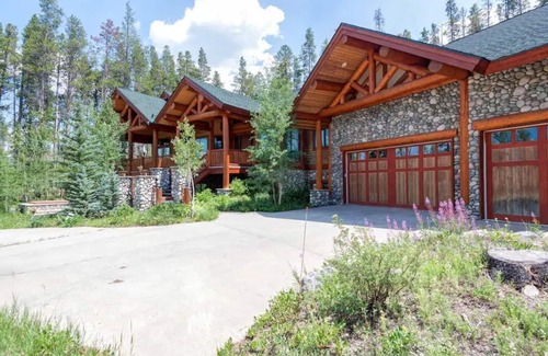 The Highlands Casa | Luxury 6 Bedroom Home with View, 2 firepits, close to hiking trails and gondola