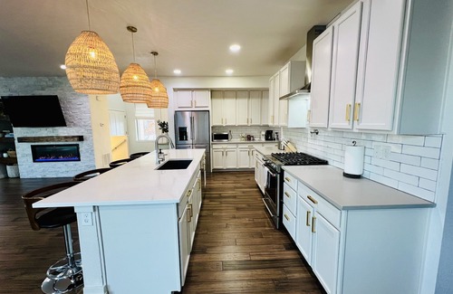 Arvada Casa | Luxury 6 Bedroom Retreat | Hot Tub | Chefs Kitchen | Near Boulder & Denver