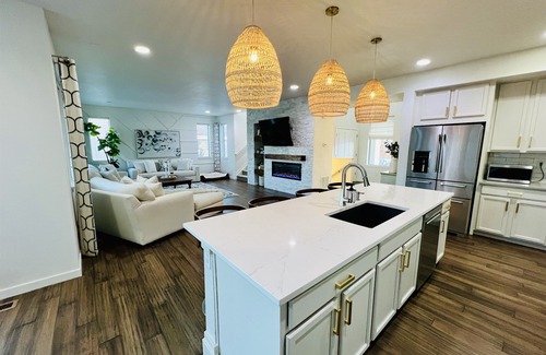 Arvada Casa | Luxury 6 Bedroom Retreat | Hot Tub | Chefs Kitchen | Near Boulder & Denver