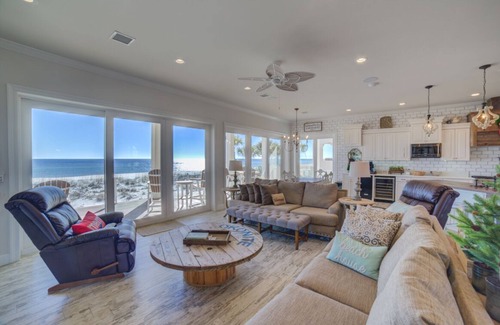 Villa Primera Casa | Luxury Six Bedroom, 6. 5 bath Gulf Front Home en la hermosa playa de Pensacola.
