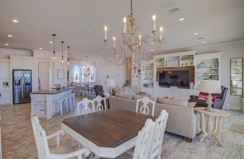 Villa Primera Casa | Luxury Six Bedroom, 6. 5 bath Gulf Front Home en la hermosa playa de Pensacola.
