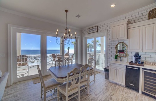 Villa Primera Casa | Luxury Six Bedroom, 6. 5 bath Gulf Front Home en la hermosa playa de Pensacola.