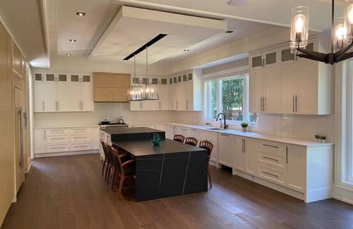 Newtonbrook Villa | Luxury 6 Bedrooms Villa with Spacious Indoor