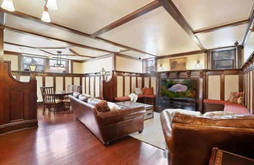 East Isles Casa | Luxury 6600 sq.ft Stunning Home/Sleeps 10+