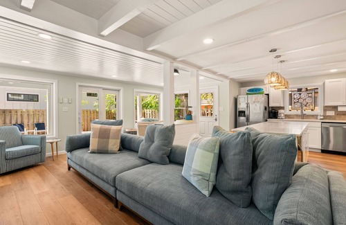 Rehoboth by the Sea Casa | Super lindo- Oceanfnt 3 BDR condo, mascotas bien, los fines de semana de otoño son encantadores en Dewey !!!