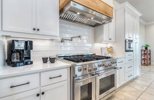 Walla Walla Casa | Luxury 6BR 5BA Walla Walla Estate | Heated Pool, Jacuzzi, Sauna & Theater