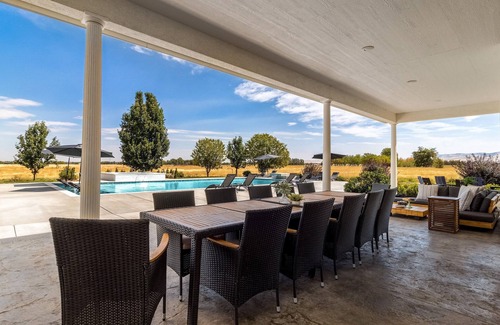 Walla Walla Casa | Luxury 6BR 5BA Walla Walla Estate | Heated Pool, Jacuzzi, Sauna & Theater
