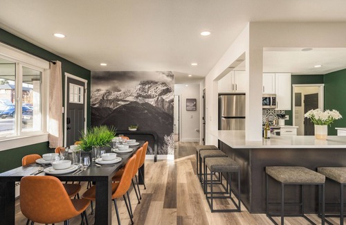 Alta Vista Area Casa | LUX 6BR Retreat / Sleeps 14 / Large Backyard / HotTub & FirePit / 15 Mins to DEN