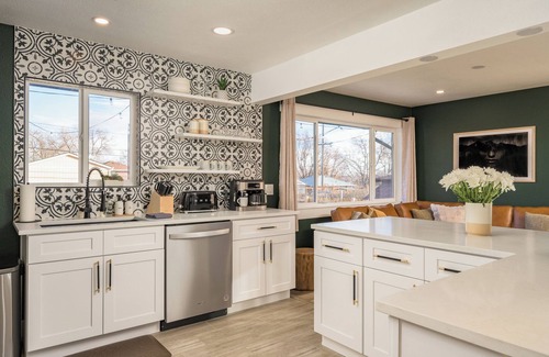 Alta Vista Area Casa | LUX 6BR Retreat / Sleeps 14 / Large Backyard / HotTub & FirePit / 15 Mins to DEN