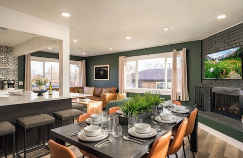 Alta Vista Area Casa | LUX 6BR Retreat / Sleeps 14 / Large Backyard / HotTub & FirePit / 15 Mins to DEN