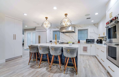 Old Bethpage Casa | Luxury 6BR House with Pool & Outdoor BBQ