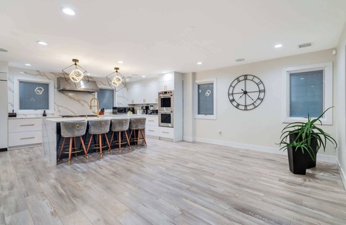 Old Bethpage Casa | Luxury 6BR House with Pool & Outdoor BBQ