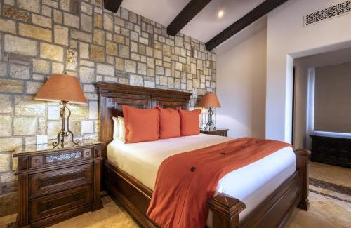 Centro Villa | Luxury 7-BD Hacienda-Style Villa with Butler & Staff