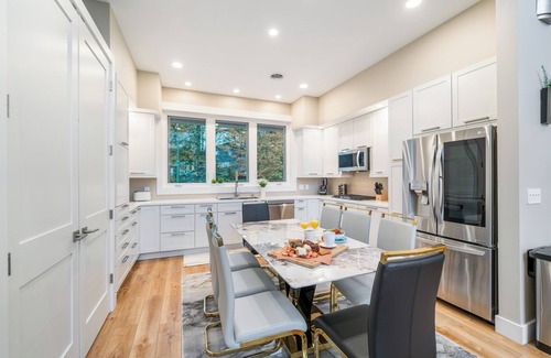 Hidden Valley Casa | Luxury 7-bdr Mountain Top Home w/HotTub & GameRoom & Fireplace- Few Steps to SKI