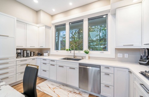 Hidden Valley Casa | Luxury 7-bdr Mountain Top Home w/HotTub & GameRoom & Fireplace- Few Steps to SKI