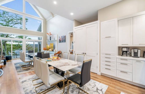 Hidden Valley Casa | Luxury 7-bdr Mountain Top Home w/HotTub & GameRoom & Fireplace- Few Steps to SKI