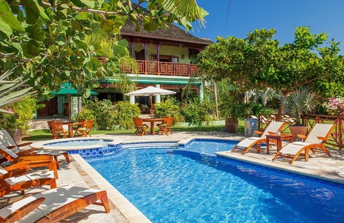 Discovery Bay Villa | Lujosa villa privada frente a la playa con 7 camas en Discovery Bay - Personal completo